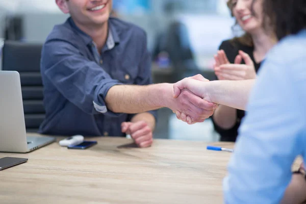 Business Partner Shake Hands Meetinig Στο Σύγχρονο Κτίριο Γραφείων — Φωτογραφία Αρχείου