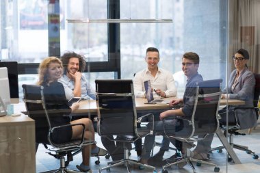 İş adamları iş planını tartışıyor