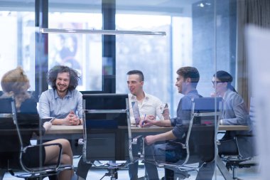 İş adamları iş planını tartışıyor