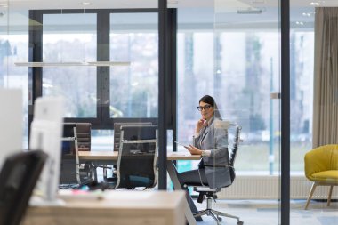 Tablet kullanan iş kadını