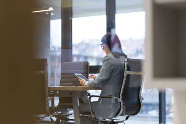 Tablet kullanan iş kadını