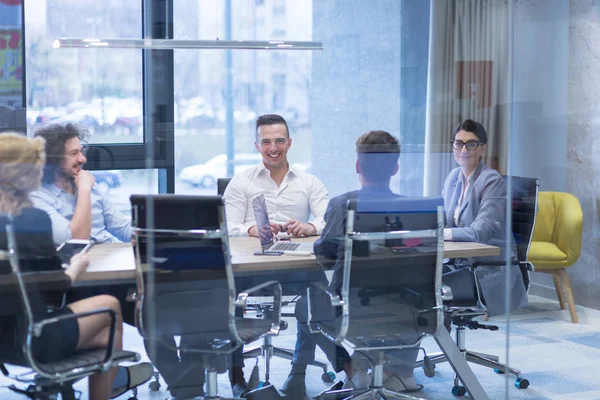 Geschäftsleute diskutieren Businessplan — Stockfoto