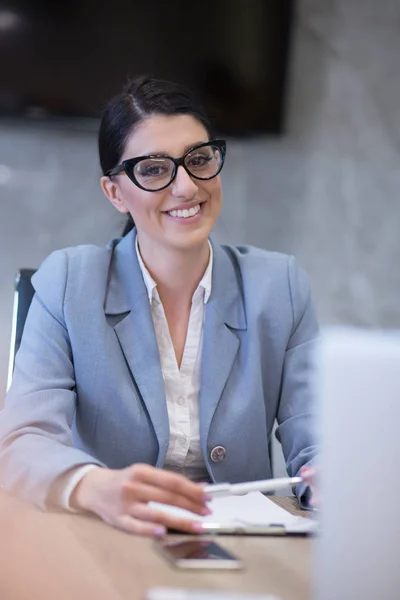 Portret Van Succesvolle Zakenvrouw Ondernemer Bij Drukke Startup Office — Stockfoto