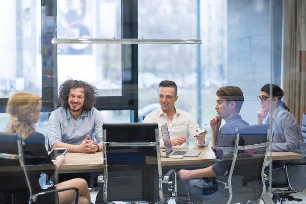 Affärsmän diskuterar affärsplan — Stockfoto