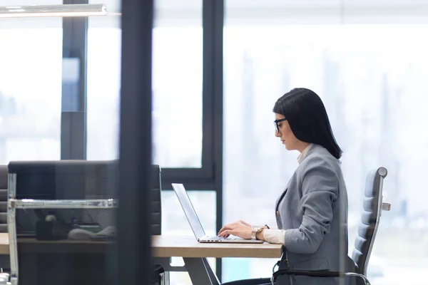 Unga kvinnliga entreprenör Freelancer — Stockfoto