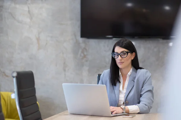 Joven empresaria freelancer — Foto de Stock