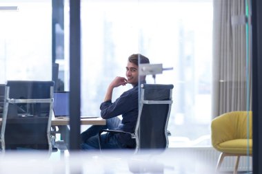 başlangıç ofisinde bir dizüstü bilgisayar kullanarak çalışma iş adamı