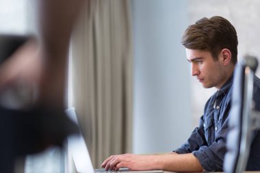 başlangıç ofisinde bir dizüstü bilgisayar kullanarak çalışma iş adamı