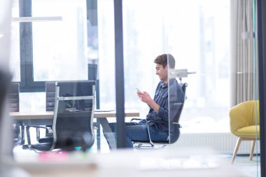 Genç sıradan iş adamı akıllı telefon kullanıyor.