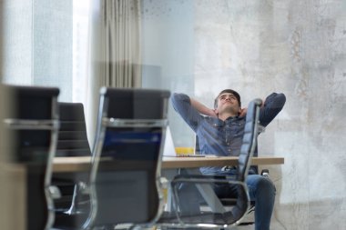genç işadamı masada rahatlatıcı