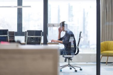 başlangıç ofisinde bir dizüstü bilgisayar kullanarak çalışma iş adamı