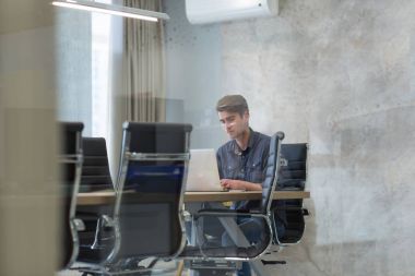 başlangıç ofisinde bir dizüstü bilgisayar kullanarak çalışma iş adamı