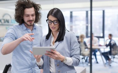 İş adamları toplantı için hazırlanıyor 