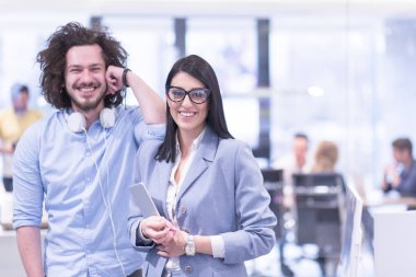 İş adamları toplantı için hazırlanıyor 