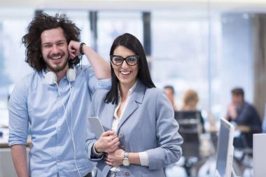 İş adamları toplantı için hazırlanıyor 