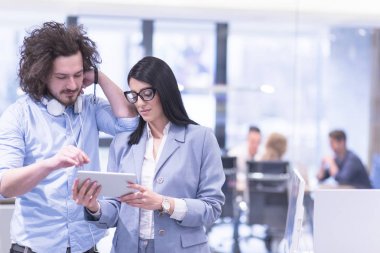 İş adamları toplantı için hazırlanıyor 