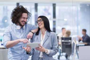 İş adamları toplantı için hazırlanıyor 