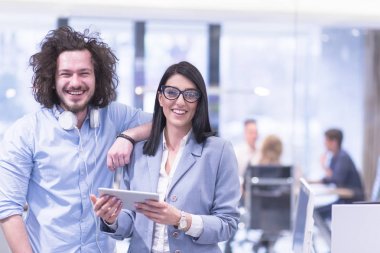 İş adamları toplantı için hazırlanıyor 