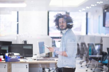 Genç casual işadamı  