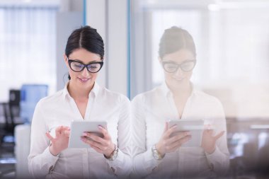 güzel iş kadını tablet kullanma 