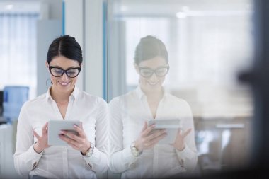 güzel iş kadını tablet kullanma 