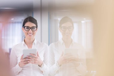 güzel iş kadını tablet kullanma 