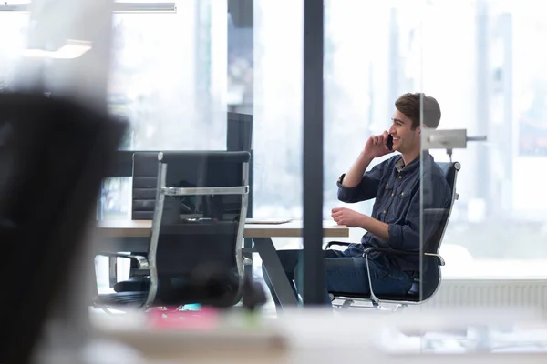 Jonge casual zakenman met smartphone — Stockfoto