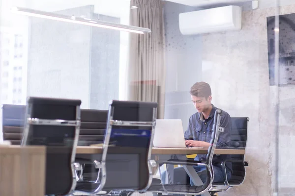 Uomo d'affari che lavora con un computer portatile in ufficio startup — Foto Stock