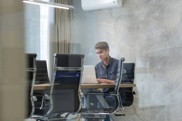 Business man working using a laptop in startup office — стоковое фото