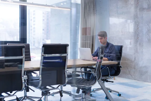 Zakenman met behulp van een laptop in opstarten kantoor — Stockfoto