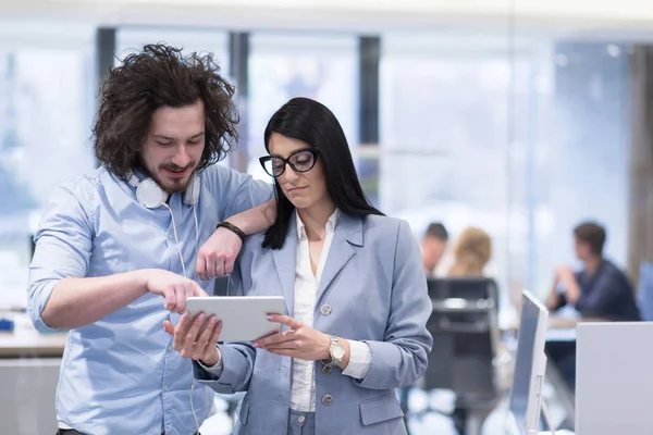 İş adamları toplantı için hazırlanıyor 