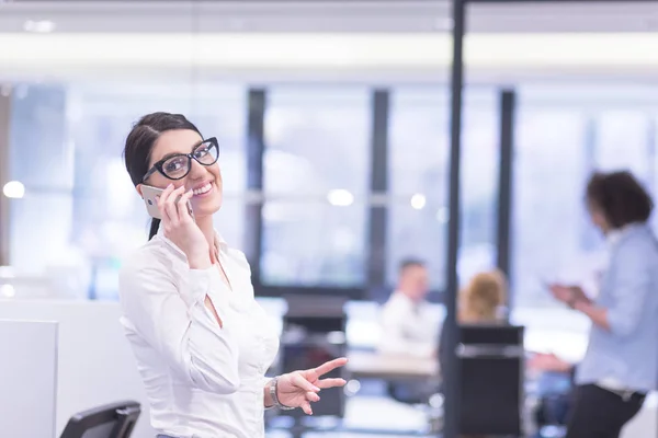 Elegante mujer usando el teléfono móvil en el edificio de oficinas de inicio — Foto de Stock