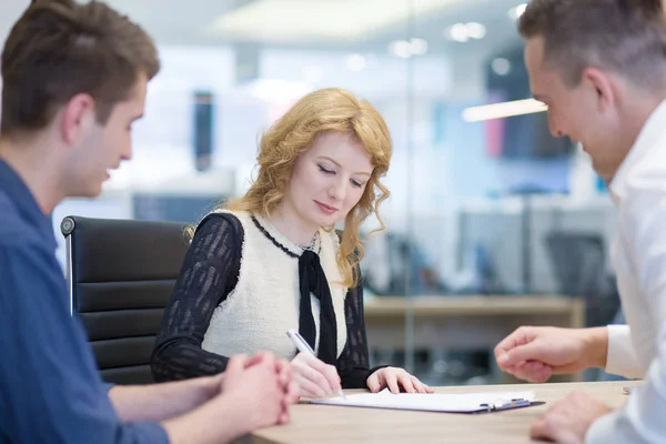 Startup Business Team At A Meeting at modern office building — Stock Photo, Image