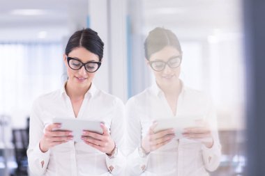 güzel iş kadını tablet kullanma 