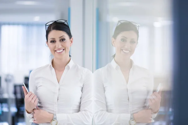 Mujer de negocios bastante usando tableta —  Fotos de Stock