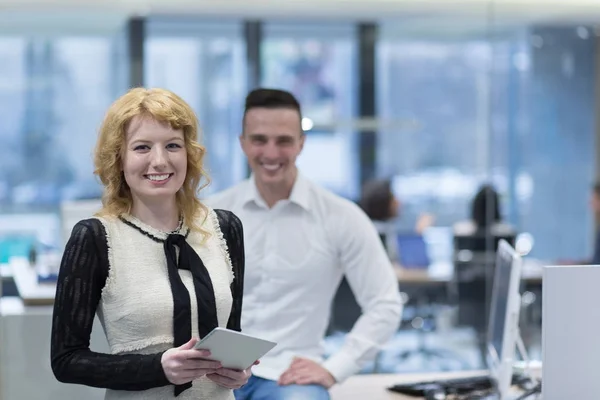 Business mensen werken met Tablet in opstarten kantoor — Stockfoto