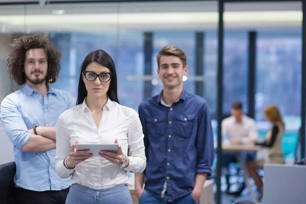 Portret van een opstarten bedrijf team op de vergadering van de A — Stockfoto