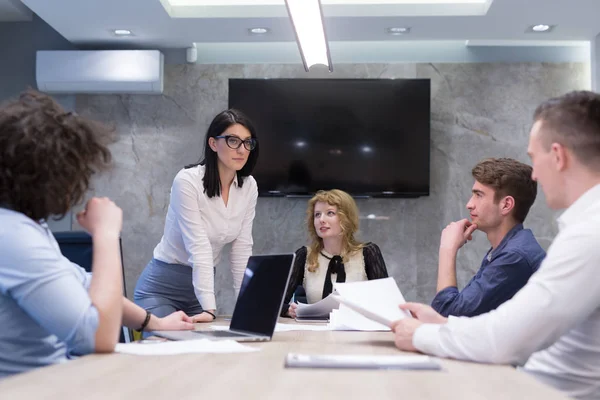 Affärsmän diskuterar affärsplan — Stockfoto