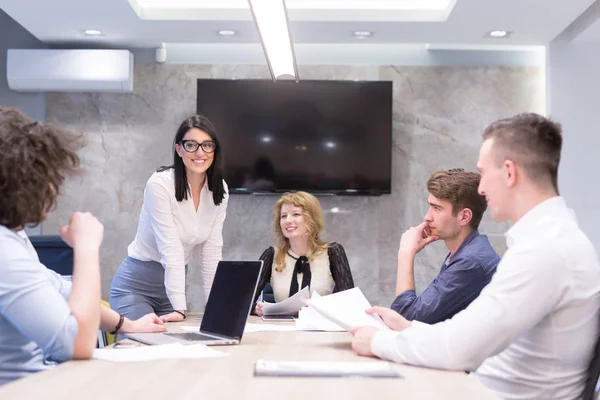 Empresários discutindo plano de negócios — Fotografia de Stock