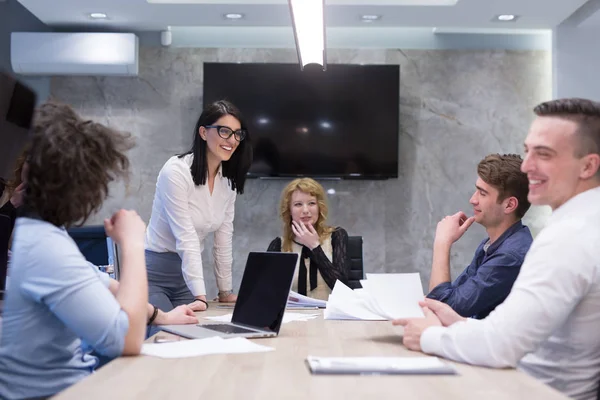 Affärsmän diskuterar affärsplan — Stockfoto