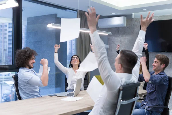 Gruppo Giovani Imprenditori Che Lanciano Documenti Guardano Felici Mentre Celebrano — Foto Stock