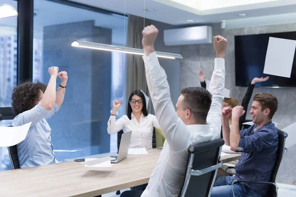 若いビジネスマンのグループは スタートアップオフィスの職場で成功を祝いながら 文書を投げ 幸せに見える — ストック写真