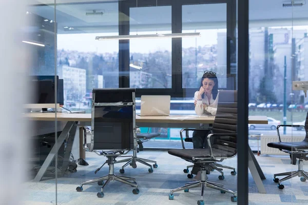 Portret Van Succesvolle Zakenvrouw Ondernemer Bij Drukke Startup Office — Stockfoto