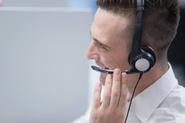 Mannelijke oproep centrum exploitant zijn werk doet — Stockfoto