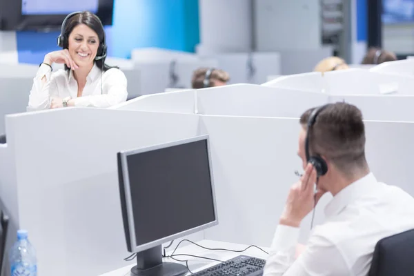 Ung Leende Kvinnlig Callcenter Operatör Gör Sitt Jobb Med Ett — Stockfoto
