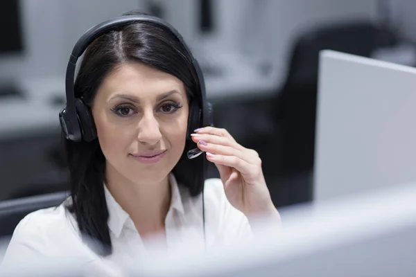 Kvinnliga call centre operatör — Stockfoto