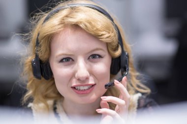 Gülümseyen kadın çağrı merkezi operatörü