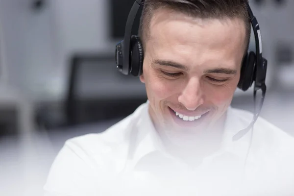 Operatore di call center maschile che fa il suo lavoro — Foto Stock