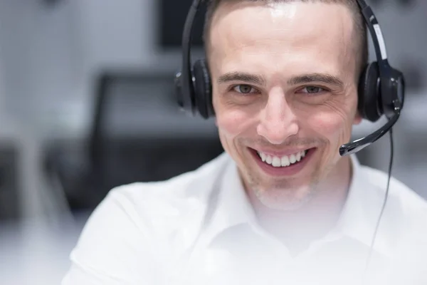 Operatore di call center maschile che fa il suo lavoro — Foto Stock