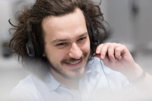 Männlicher Callcenter-Betreiber macht seinen Job — Stockfoto